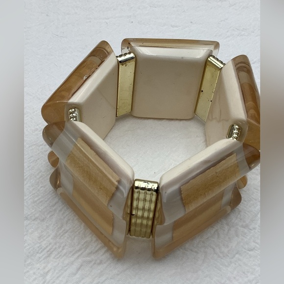🎄🎄Retro Gold and Cream Lucite Bracelet - Picture 3 of 3